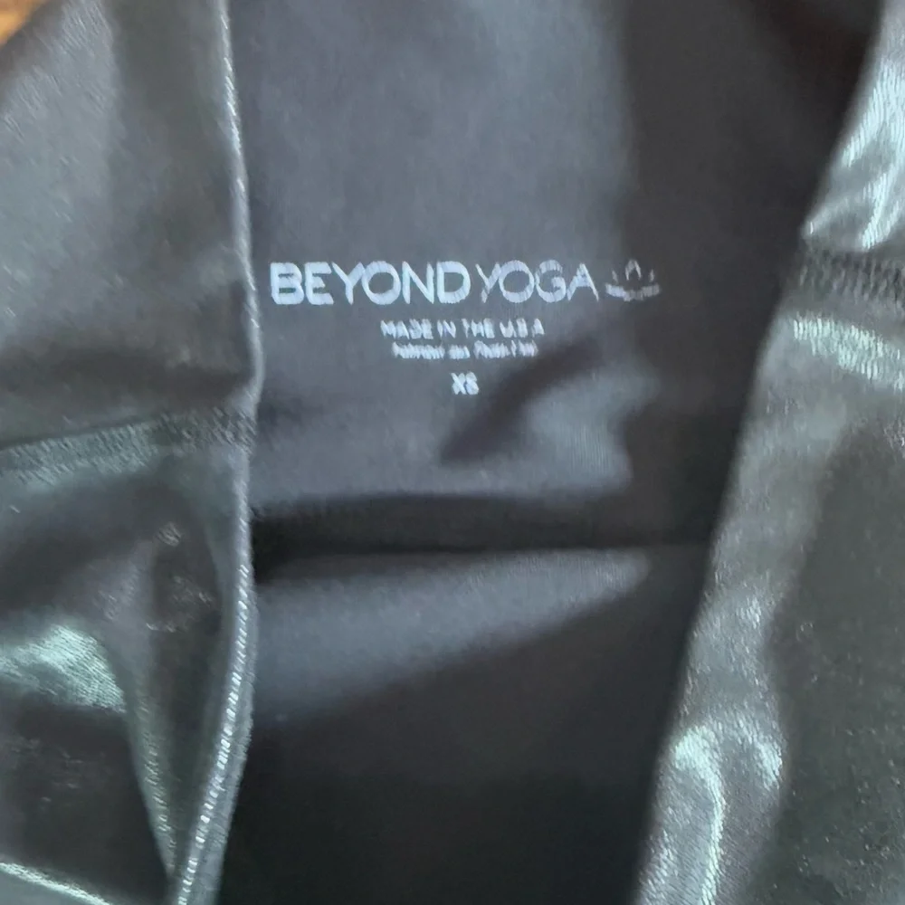 Beyond Yoga. Heather Rib Black Shine High Waisted Midi Legging. Black Shine. XS. - Picture 7 of 8